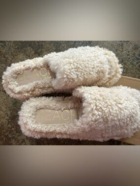 BEACH BY MATISSE Women’s Plush Slide Slippers in Cream NEW IN BOX